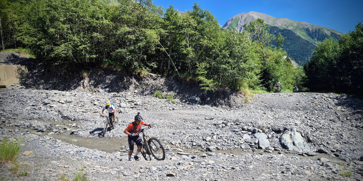 ecrins-j3-poussage-rivière